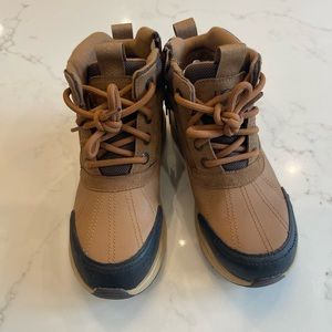 UGG Boys Emmett Duck Boot Snow size 2